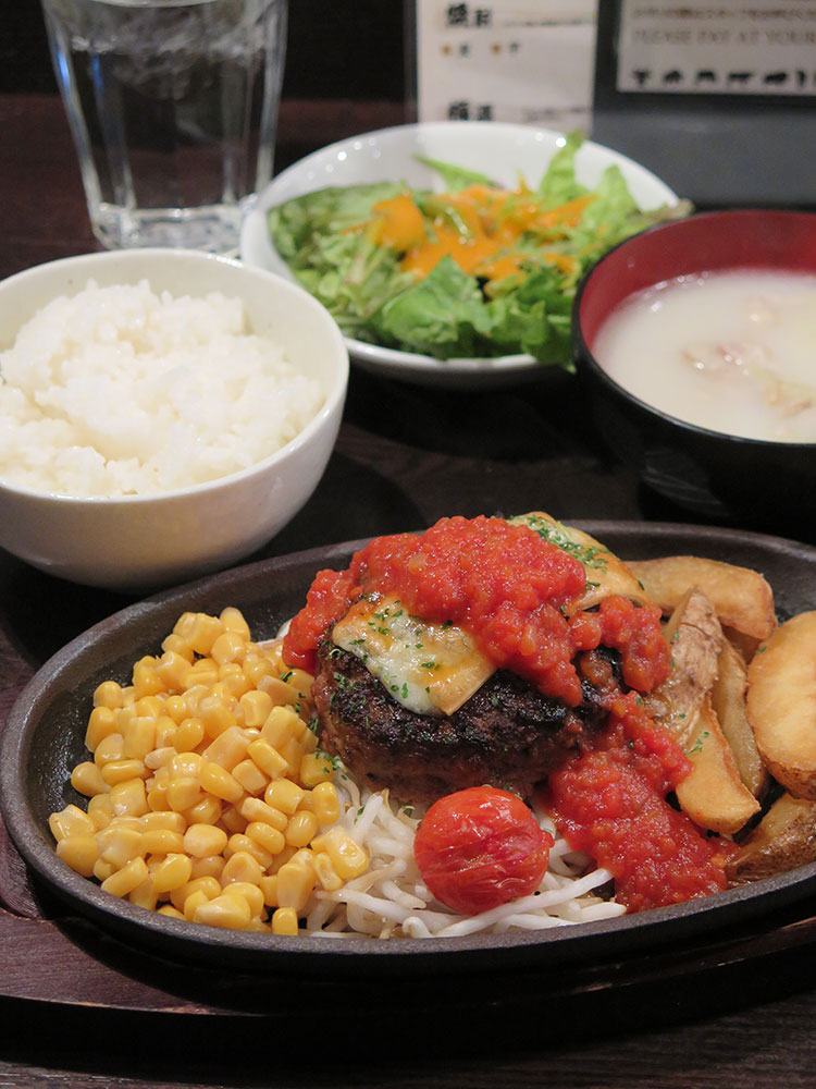 ハンバーグランチ、トマトソース
