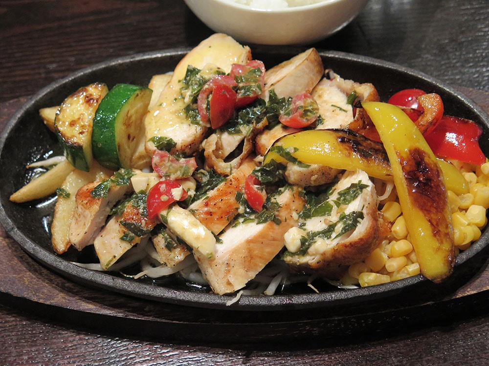 鶏ムネ肉のステーキトマトとモッツァレラチーズのバジルソースかけ