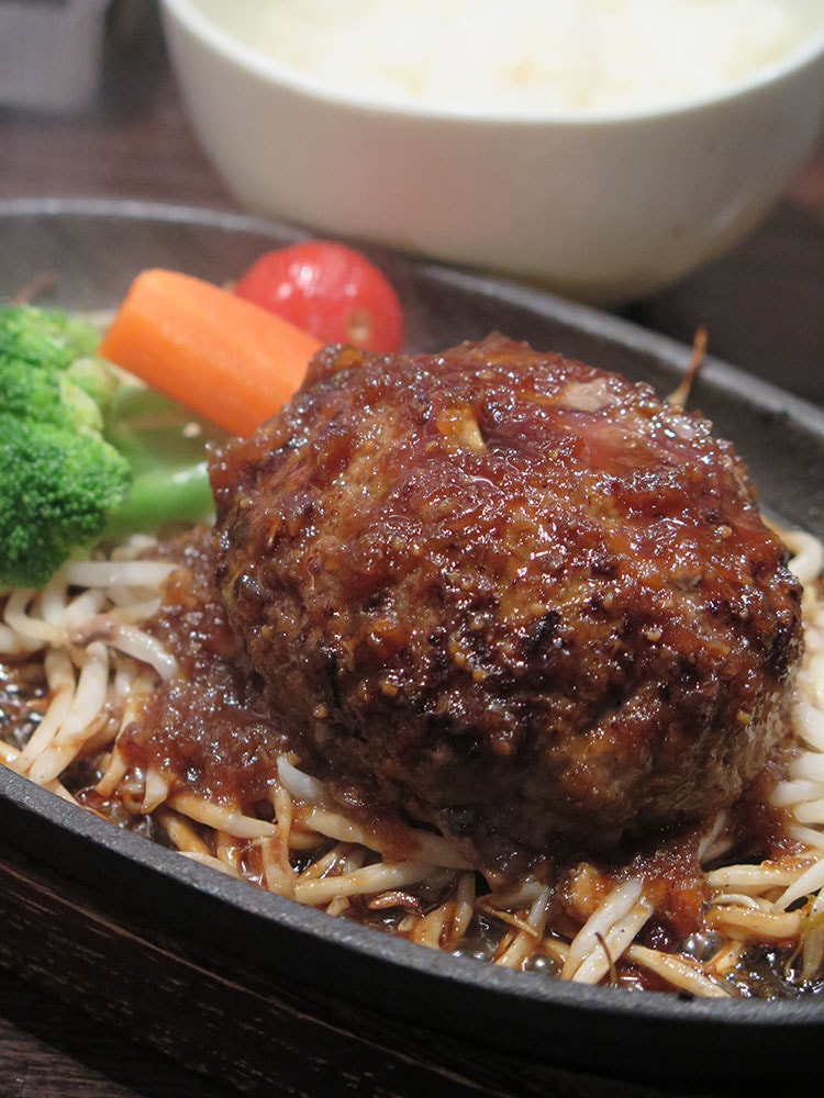 牛タンハンバーグ、ガーリックソース